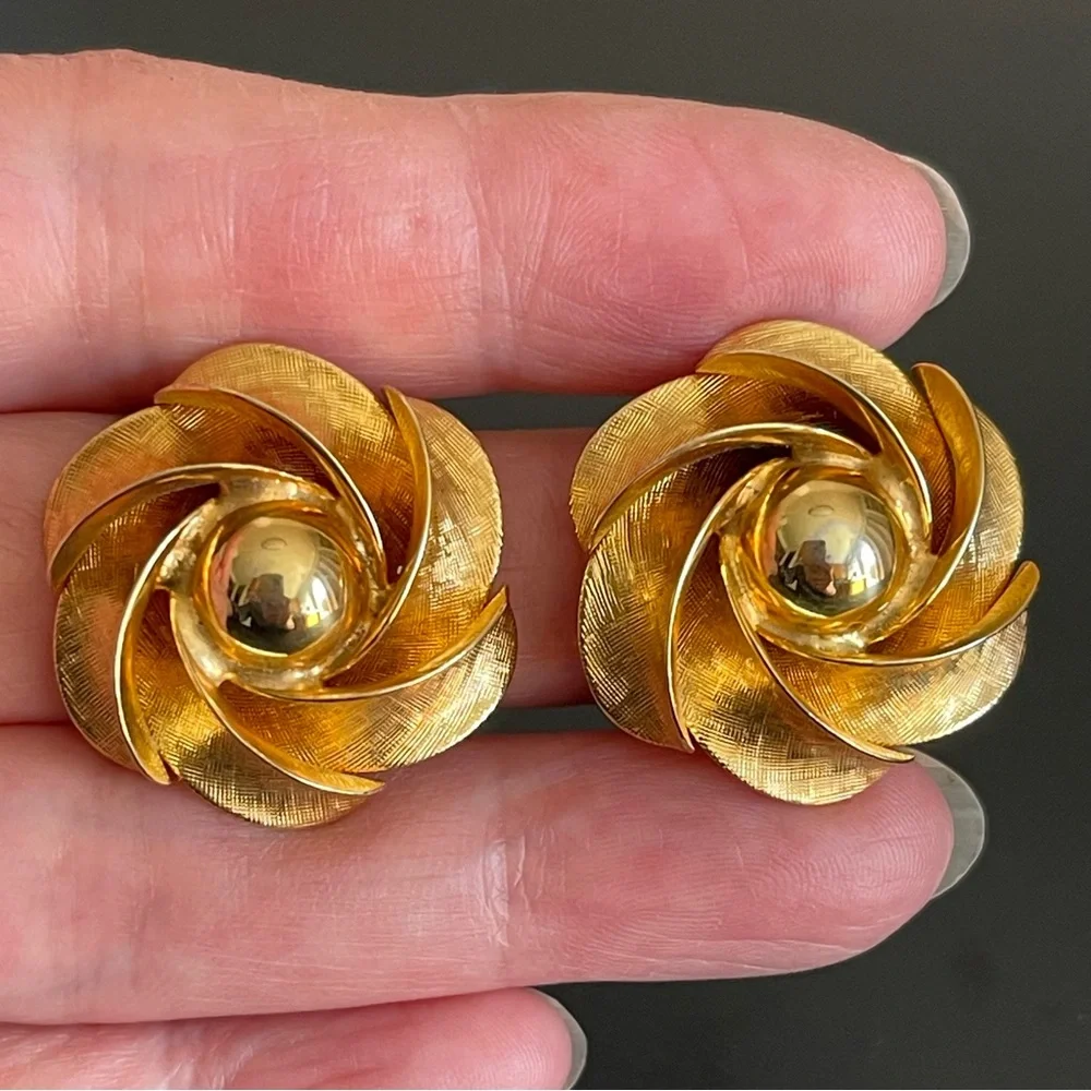 Vintage Gold-Tone Swirl Flower Clip-On Earrings .